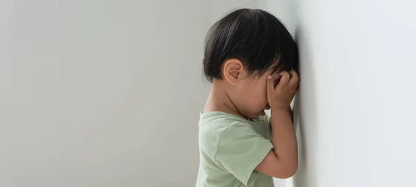 Niños Asiáticos Niña Que Cubre Sus Ojos Con Las Manos —  Fotos de Stock
