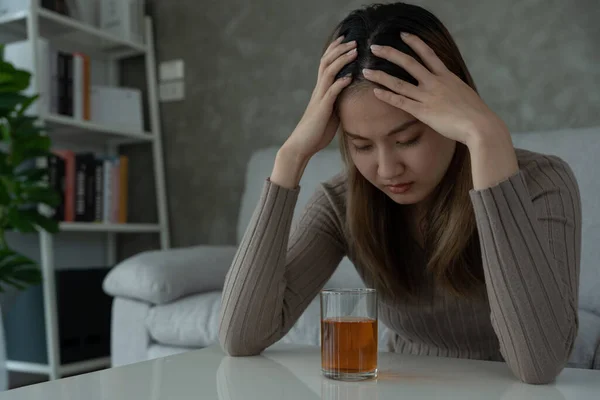Deprimido Joven Mujer Asiática Adicta Sintiéndose Mal Beber Whisky Solo — Foto de Stock