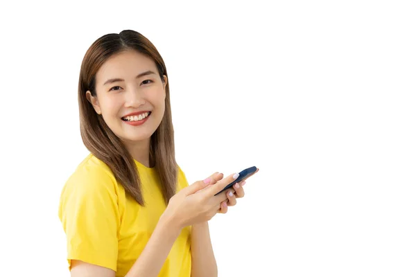 Счастливая Женщина Портрет Улыбающейся Азиатской Девушки Использующей Мобильный Телефон Фриланс — стоковое фото