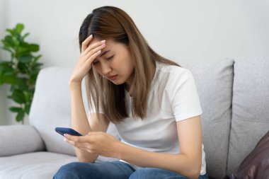 Depresyon ve akıl hastalığı. Asyalı kadın kötü haber aldıktan sonra hayal kırıklığına uğradı, üzüldü. Stresli kız mutsuz problemlerle kafası karışık, erkek arkadaşıyla tartışıyor, ağlıyor ve beklenmedik hamilelik için endişeleniyor..