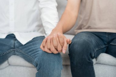 LGBT grubu. Erkek biseksüeller el ele tutuşup aşk gösteriyor. Asyalı genç çift birbirlerini mutlu bir şekilde kucaklıyor, aşık, biseksüellik, homoseksüellik, özgürlük, ifade, mutlu hayat, styl