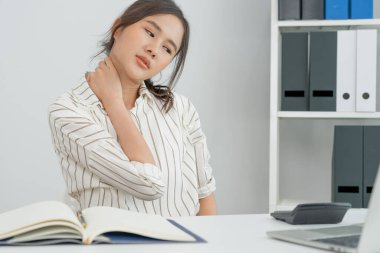 Ofis sendromları, iş nedeniyle boyun ağrısına masaj yapan kadın ve bilgisayar kullanımı, boyun ağrısı ve omuz ağrısı semptomlarının dijital bileşimi, yaralanmalar, sağlık hizmetleri, tıbbi, miyozit