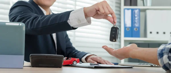 Kira Kiralık Araba Satış Alım Satış Müdürü Araba Anahtarlarını Yeni — Stok fotoğraf