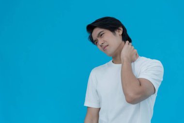 Ofis sendromları, iş nedeniyle boyun ağrısına masaj yapan adam ve bilgisayar kullanımı, boyun ağrısı ve omuz ağrısı semptomlarının dijital bileşimi, yaralanmalar, sağlık hizmetleri, tıbbi, miyozit