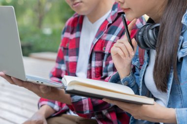 Grup Asyalı öğrenci toplantı takımı iş projesi için. Mutlu takım çevrimiçi çalışıyor. Üniversite kampüsünde kitap oku. Uluslararası Asya Üniversitesi Grubu. Eğitim, öğrenim, okul, üniversite, mezuniyet