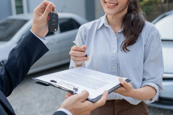 Lease Rental Car Sell Buy Dealership Send Contract Car Keys — Stock Photo, Image