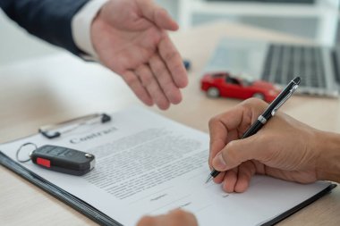 Kira, kiralık araba, satış, alım. Satış şirketi, sözleşme ve araba anahtarlarını imzalaması için yeni sahibine gönderir. Satışlar, kredi kredisi finans, kira aracı, sigorta, kiralama, satıcı, satıcı, taksit, araba bakımı işi