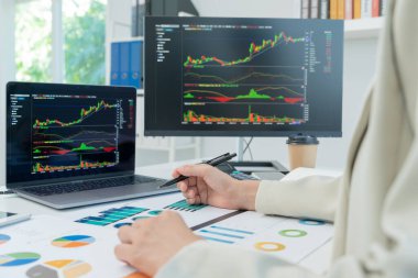 İş kadınları yardım, hesap tabloları, grafik finans gelişimi, banka hesapları, istatistik, ekonomi, veri analizi, yatırım analizi, borsa, faiz oranları, gelir