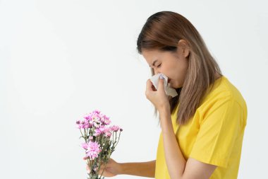 Polen alerjisi, mendile hapşıran Asyalı genç bir kadın veya mendile üfleyerek bahar çiçeklerine ya da bahar çiçeklerine alerjisi olan bir kadın. alerjik reaksiyon, solunum sistemi sorunları