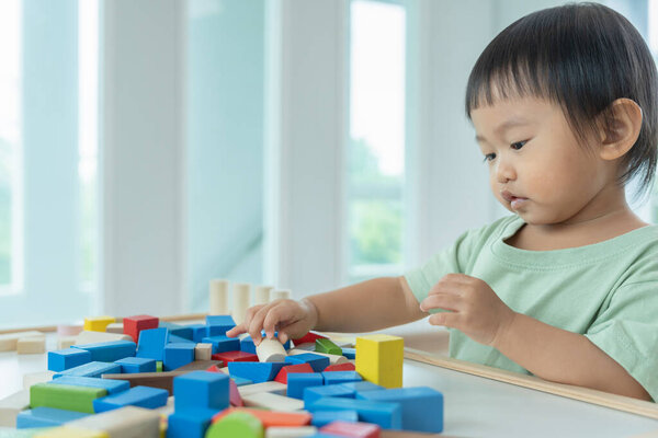 Счастливые азиатские дети играют и учатся игрушечным блокбастерам. дочь весело проводит время, Активность, развитие, IQ, EQ, медиация, мозг, мышцы, основные навыки.