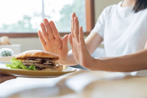 Beauty Slim Female Body Confuse Hamburger Woman Restaurant Achieves Weight — Zdjęcie stockowe