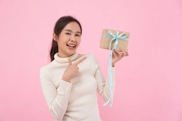 stock image Pretty asian woman feel surprise and look interest gift box. cute girl excited point gift box. birthday, Celebration, xmas, New year Festival, thank, Celebrate, Valentine's Day, Anniversary