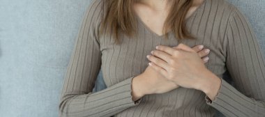 Göğüs kafesinde kalp krizi belirtileri var. Asyalı kadınlarda göğüs ağrısı var. Kalp rahatsızlığı, sızıntı, genişleme, kalp büyümesi, göğüs bölgesine acı veren bir ekspres baskı.