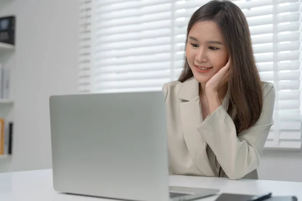 Working Woman Portrait Smiling Asia Girl Work Clothes Using Laptop — Foto Stock