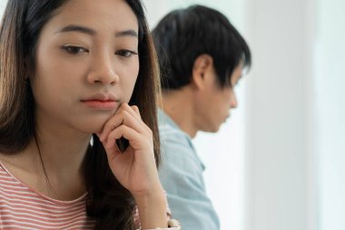 Boşanma. Asyalı çiftler evlendikten sonra çaresiz ve hayal kırıklığına uğrarlar. Karı koca kavgalar yüzünden üzgün, üzgün ve hayal kırıklığına uğramış durumdalar. Güvensizlik, aşk sorunları, ihanetler. Aile sorunu, gençlik aşkı