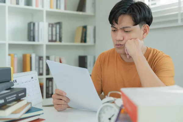 亚洲的男生因为考试而焦虑 男生则在图书馆准备考试和学习课程 Stress Despair Hurry Misunderstanding Reading Discouraged Expect Knowledge — 图库照片