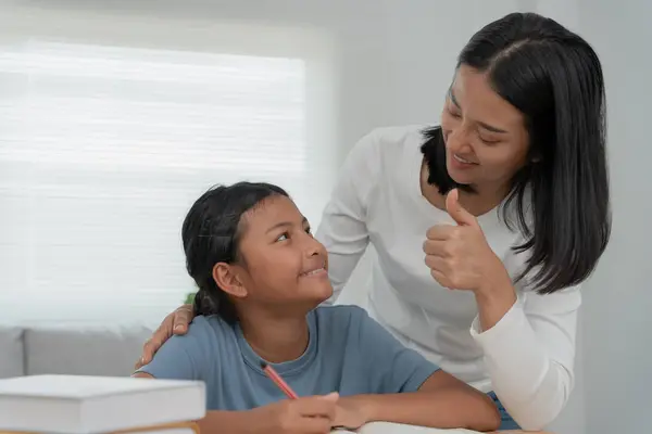 Mãe Ensinando Lição Para Filha Menina Jovem Asiática Aprender Casa — Fotografia de Stock