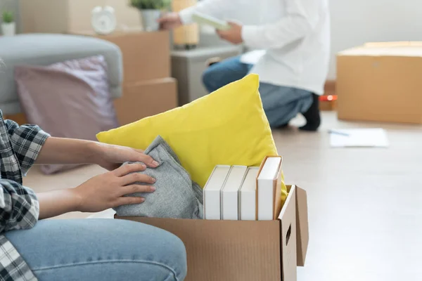 Μετακόμιση Μετεγκατάσταση Couple Help Set Move Forniture New Apartment Room — Φωτογραφία Αρχείου