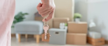 Taşınmak, taşınmak. Yeni dairede anahtarlık kadının elinde. Yeni evine taşın. Emlak al ya da kirala. konut kirası, kiralık mülk, yeni ev sahibi, konut kredisi, ipotek.