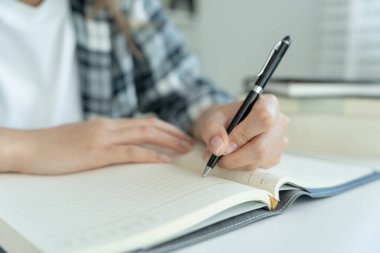 Öğrenci, sol elini kullan, ilham, yazar, yazma, yaratıcı, hayal gücü için yaratıcılık, dizüstü bilgisayara fikirler yazmak, liste yapmak, iyi düşünme işi, gazeteci, stil, rüya resmi, rahatla, tasarımcı
