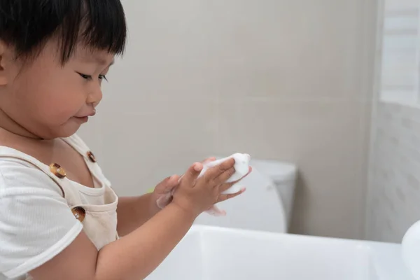 Anak Kecil Tangan Mencuci Dengan Gelembung Sabun Dan Bilas Dengan — Stok Foto