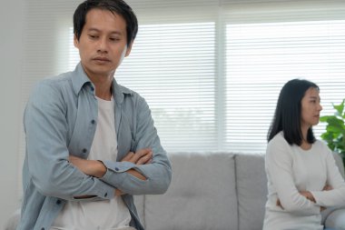 Boşanma. Asyalı çiftler evlendikten sonra çaresiz ve hayal kırıklığına uğrarlar. Karı koca kavgalar yüzünden üzgün, üzgün ve hayal kırıklığına uğramış durumdalar. Güvensizlik, aşk sorunları, ihanetler. Aile sorunu, gençlik aşkı