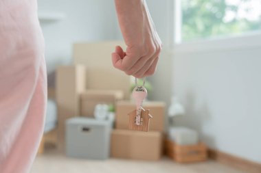 Taşınmak, taşınmak. Yeni dairede anahtarlık kadının elinde. Yeni evine taşın. Emlak al ya da kirala. konut kirası, kiralık mülk, yeni ev sahibi, konut kredisi, ipotek