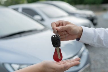Kira, kiralık araba, satış, alım. Satış müdürü araba anahtarlarını yeni sahibine gönderir. Satışlar, kredi kredisi finans, kira aracı, sigorta, kiralama, satıcı, satıcı, taksit, araba bakımı işi