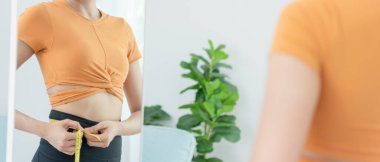 Diyet ve diyet. Güzel, ince kadın vücut ölçüsü. Egzersiz elbiseli bir kadın sağlıklı yaşam için kilo verme hedefine ulaşır. Zayıflığa, ince belliye ve beslenme uzmanına deli olur. Fitness