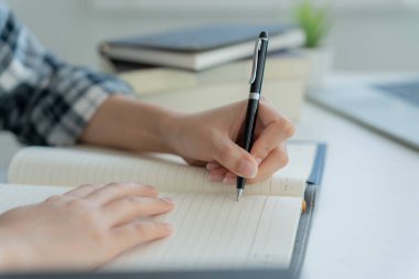 Öğrenci, sol elini kullan, ilham, yazar, yazma, yaratıcı, hayal gücü için yaratıcılık, dizüstü bilgisayara fikirler yazmak, liste yapmak, iyi düşünme işi, gazeteci, stil, rüya resmi, rahatla, tasarımcı