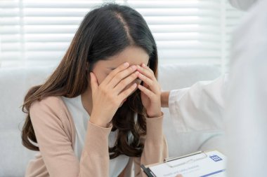 Hayat ve aile meselelerini tartışırken psikiyatrist omuzlarını tutuyor. Doktor cesaretlendiriyor ve empati kuran kadın depresyona giriyor. Psikolojik, boşanmayı kaydet, el ele, güven, ilgi