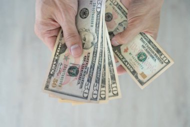 ABD Doları, Birleşik Krallık 'ın devlet insanlarını değiştirmek, satın almak, satmak, biriktirmek ve yatırım yapmak için kullanılan para birimidir..