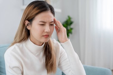 Baş ağrısı, kadın migren ağrısı, kötü sağlık, Asyalı kadın stres ve baş ağrısı, ofis sendromu, alınına dokunmaktan yorgun düşmüş migren ya da depresyon, sinirli kız, hüzün.
