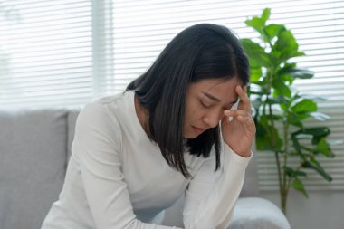 Depresyon ve akıl hastalığı. Asyalı kadın kötü haber aldıktan sonra hayal kırıklığına uğradı, üzüldü. Stresli kız mutsuz problemlerle kafası karışık, erkek arkadaşıyla tartışıyor, ağlıyor ve beklenmedik hamilelik için endişeleniyor..