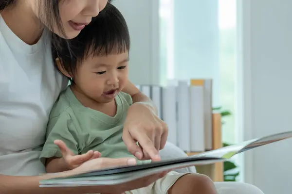 Mãe Asiática Feliz Relaxar Ler Livro Com Tempo Bebê Juntos — Fotografia de Stock