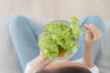 Diyet ve diyet, afiyet olsun. Sağlıklı bir kadın salata yiyebilir ve mutlu olabilir. İnce bir kadın vücudu sağlıklı yaşam için kilo verme hedefine ulaşır. Zayıflık, ince bel, beslenme uzmanı.