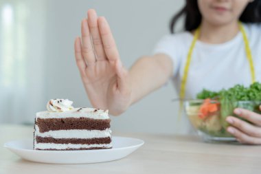 İnce kadın vücudu çikolatalı keki karıştırıyor. Lokantadaki kadın sağlıklı yaşam için kilo verme hedefine ulaşıyor. Zayıflığa, ince belliye ve beslenme uzmanına deli oluyor. Diyet, vücut şekli