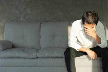 Depresyon ve akıl hastalığı. Asyalı adam kötü haber aldıktan sonra üzülür. Stresli çocuk mutsuz problemle kafasını karıştırıyor, kız arkadaşla tartışıyor, ağlıyor ve beklenmedik işler için endişeleniyor, ekonomide düşüş var..