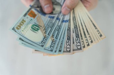 ABD Doları, Birleşik Krallık 'ın devlet insanlarını değiştirmek, satın almak, satmak, biriktirmek ve yatırım yapmak için kullanılan para birimidir..