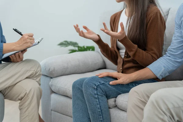 Coppia Supporto Ogni Mentre Discutono Problemi Familiari Con Psichiatra Marito — Foto Stock