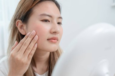 Yüz dermatolojisi, rosacea dermatiti, alerjik steroitler, hassas cilt, güneş yanığı, sivilce, kuru cilt, büyük gözenekler, kızarıklık, donuk, çil, kırışıklık, cilt sorunu, güzellik