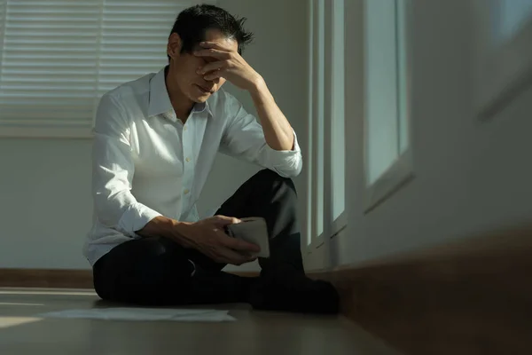 Estressado Dor Cabeça Asiático Homem Com Grandes Contas Faturas Sem — Fotografia de Stock