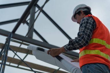 Müfettiş ya da mühendis mavi baskı kullanarak inşaat ve kalite güvencesini denetliyor. Mühendis, mimar ya da irtibat kurucu ev sahibine teslim etmeden önce evi inşa etmek için çalışır.