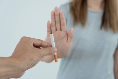 Sigara içmek yasak. Kadın sigarayı bırak, reddet, reddet, ara ver sigara al, hayır de. Sağlık için sigara içmeyi bırak. Dünya tütün günü. Uyuşturucu, akciğer kanseri, amfizem, akciğer hastalığı, uyuşturucu, nikotin etkisi