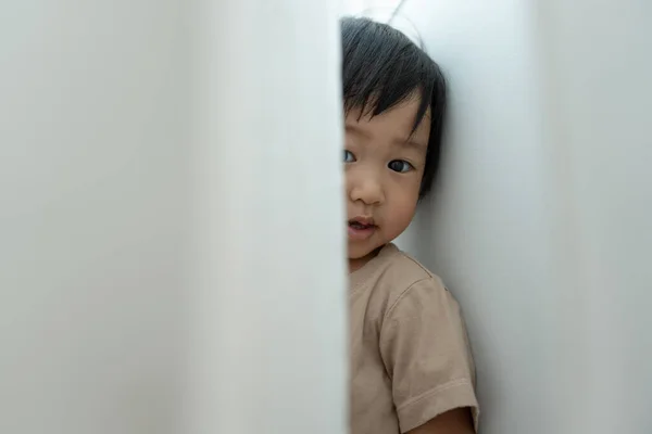 Niños Asiáticos Poco Niño Escondido Detrás Las Cortinas Jugando Las —  Fotos de Stock