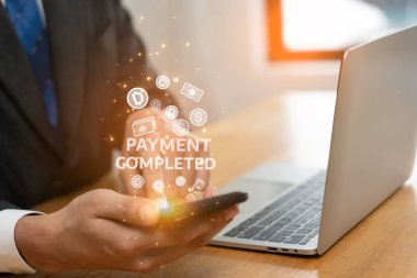 Çevrimiçi belge faturasını aldıktan sonra kredi kartı faturasını ödemek için internet ve QR kodlarını öde. ödeme, ödeme, ödeme, dijital ödemeler, teknoloji, tarama, mali işlemler 