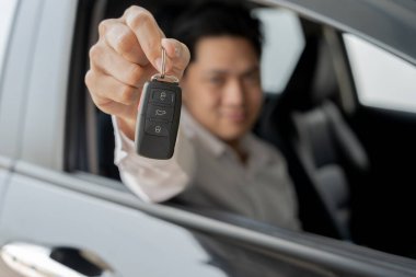 Kira, kiralık araba, satış, alım. Satış müdürü araba anahtarlarını yeni sahibine gönderir. Satışlar, kredi kredisi finans, kira aracı, sigorta, kiralama, satıcı, satıcı, taksit, araba bakımı işi