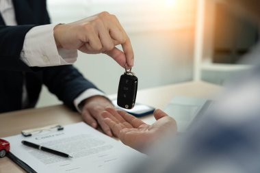 Kira, kiralık araba, satış, alım. Satış müdürü araba anahtarlarını yeni sahibine gönderir. Satışlar, kredi kredisi finans, kira aracı, sigorta, kiralama, satıcı, satıcı, taksit, araba bakımı işi