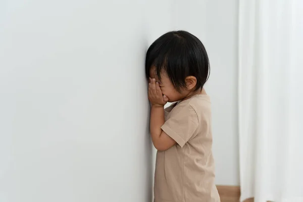 Pouco Asiático Crianças Criança Menina Cobrindo Seus Olhos Com Mãos — Fotografia de Stock