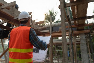 Müfettiş ya da mühendis mavi baskı kullanarak inşaat ve kalite güvencesini denetliyor. Mühendis, mimar ya da irtibat kurucu ev sahibine teslim etmeden önce evi inşa etmek için çalışır.